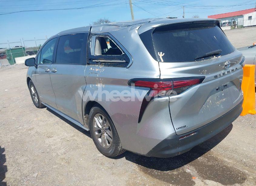 Photo 3 of 2021 Toyota Sienna LE (VIN 5TDKRKEC0MS028137)