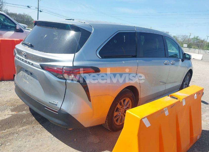 Photo 4 of 2021 Toyota Sienna LE (VIN 5TDKRKEC0MS028137)