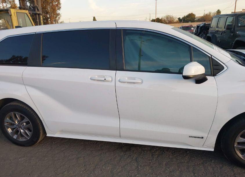 Photo 14 of 2021 Toyota Sienna LE (VIN 5TDKRKEC0MS042054)