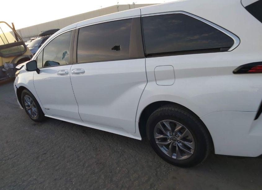 Photo 15 of 2021 Toyota Sienna LE (VIN 5TDKRKEC0MS042054)
