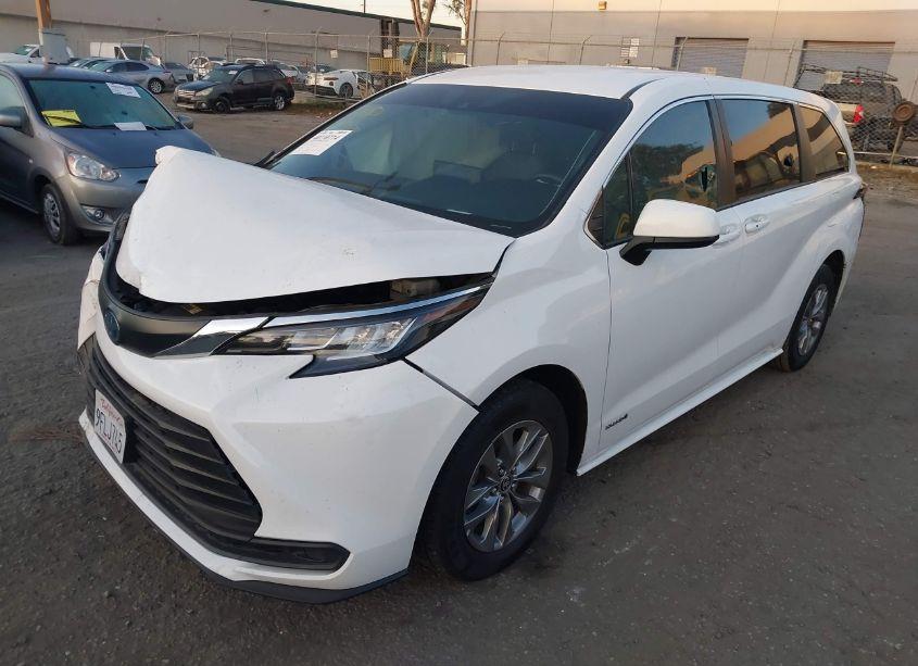 Photo 2 of 2021 Toyota Sienna LE (VIN 5TDKRKEC0MS042054)