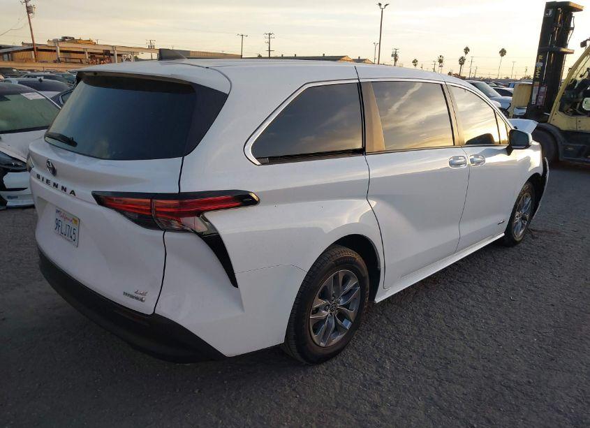 Photo 4 of 2021 Toyota Sienna LE (VIN 5TDKRKEC0MS042054)