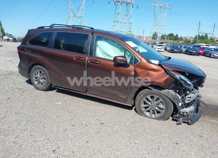 2021 Toyota Sienna LE (VIN 5TDKRKEC0MS062918) main photo