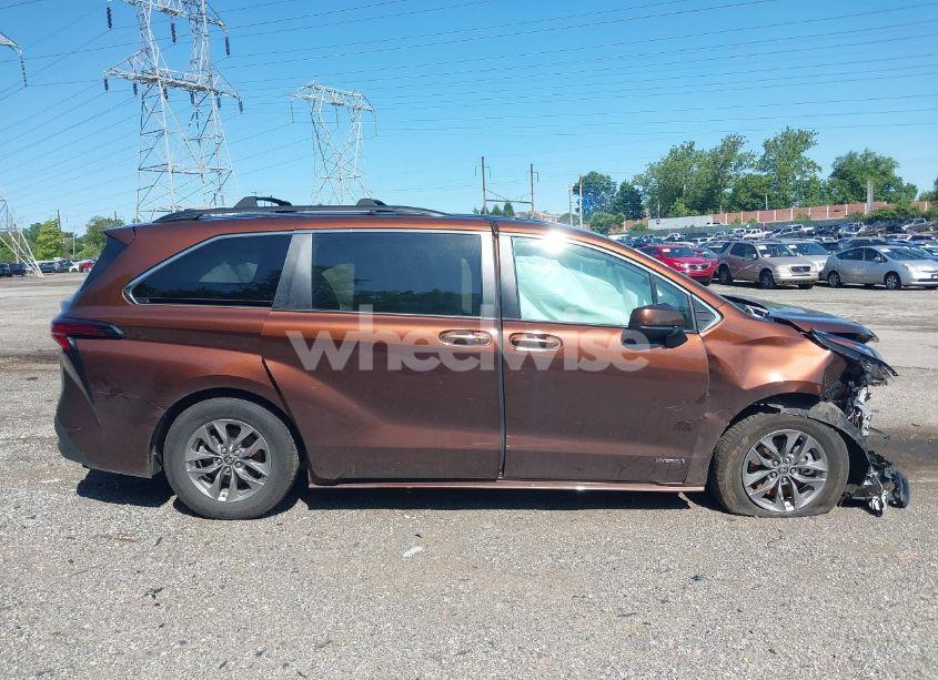 Photo 14 of 2021 Toyota Sienna LE (VIN 5TDKRKEC0MS062918)