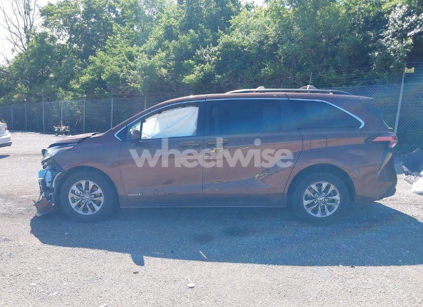 Photo 15 of 2021 Toyota Sienna LE (VIN 5TDKRKEC0MS062918)