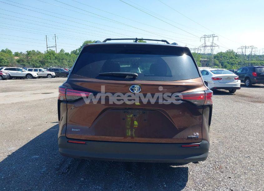 Photo 17 of 2021 Toyota Sienna LE (VIN 5TDKRKEC0MS062918)