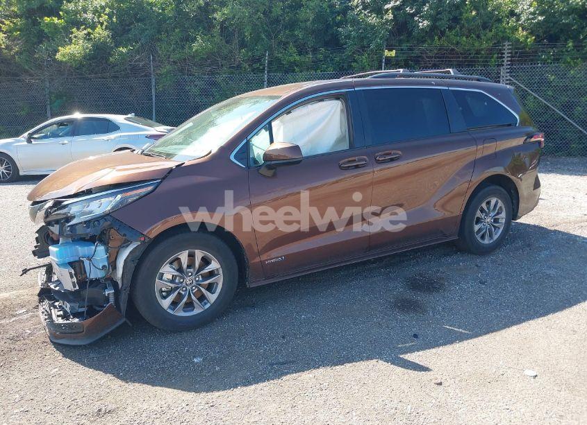 Photo 2 of 2021 Toyota Sienna LE (VIN 5TDKRKEC0MS062918)