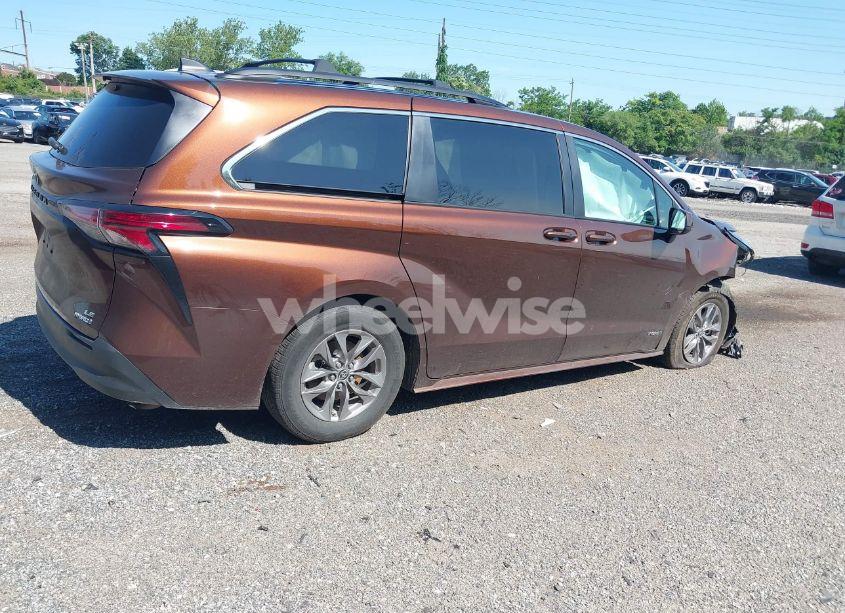 Photo 4 of 2021 Toyota Sienna LE (VIN 5TDKRKEC0MS062918)