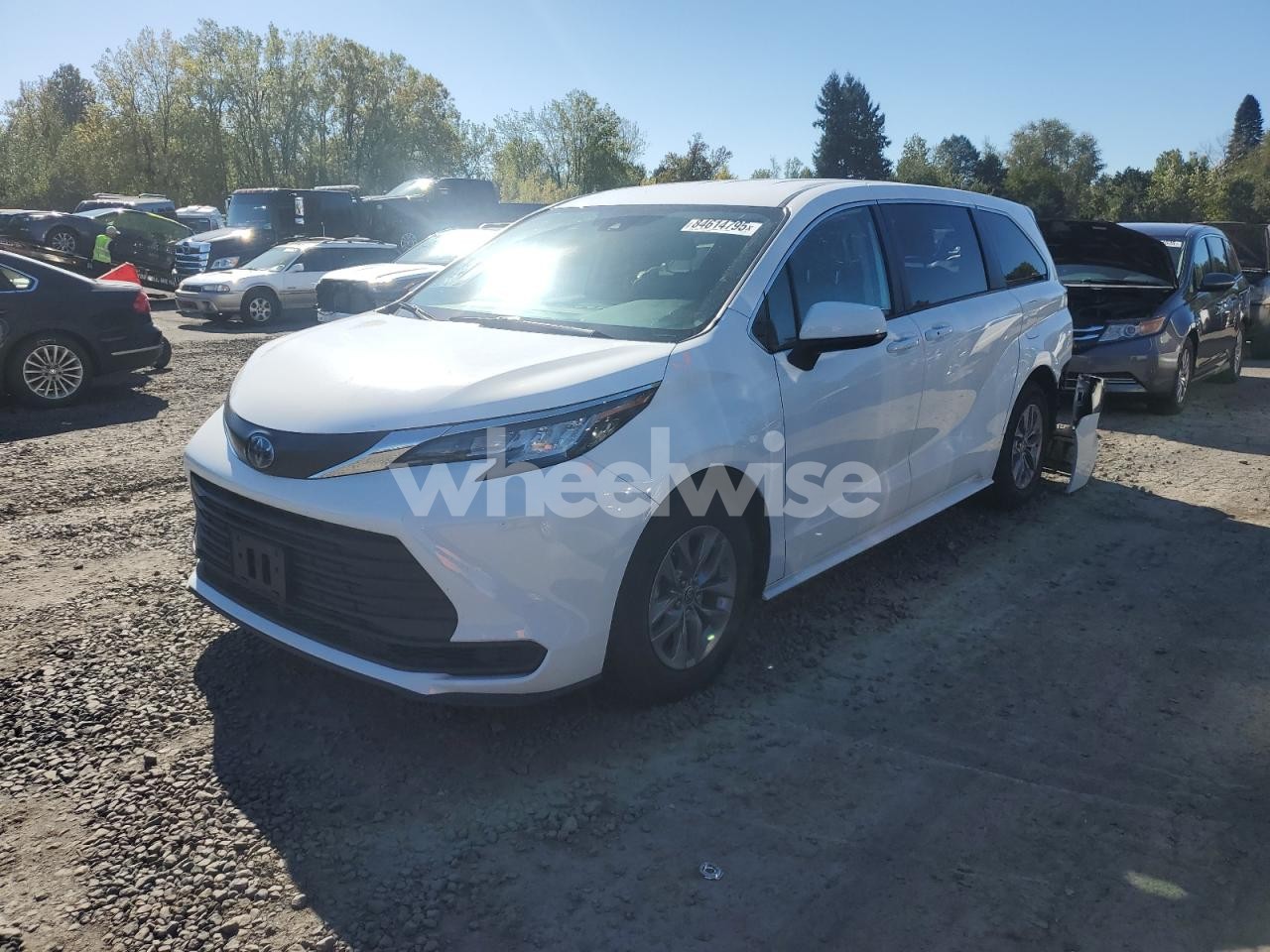 2022 TOYOTA SIENNA LE (VIN 5TDKRKEC0NS115876) main photo