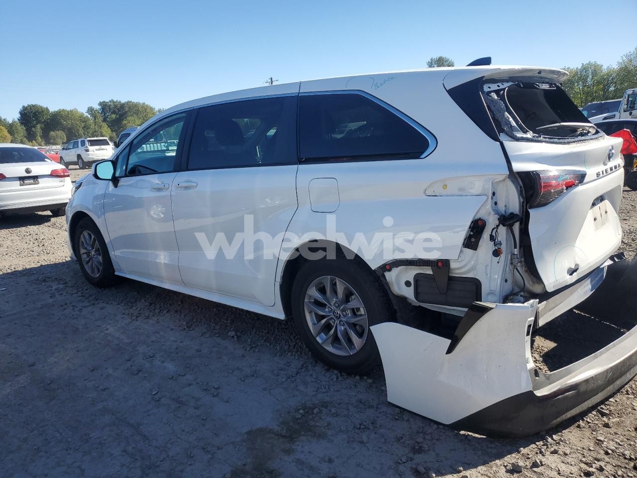 Photo 2 of 2022 TOYOTA SIENNA LE (VIN 5TDKRKEC0NS115876)