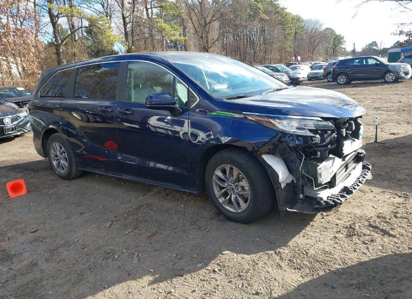 2022 Toyota Sienna LE (VIN 5TDKRKEC0NS123511) main photo