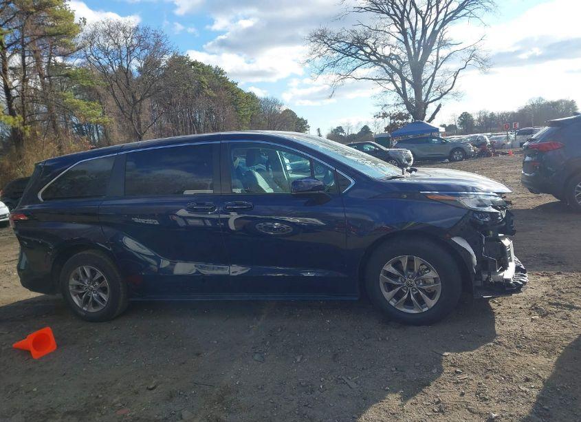 Photo 13 of 2022 Toyota Sienna LE (VIN 5TDKRKEC0NS123511)