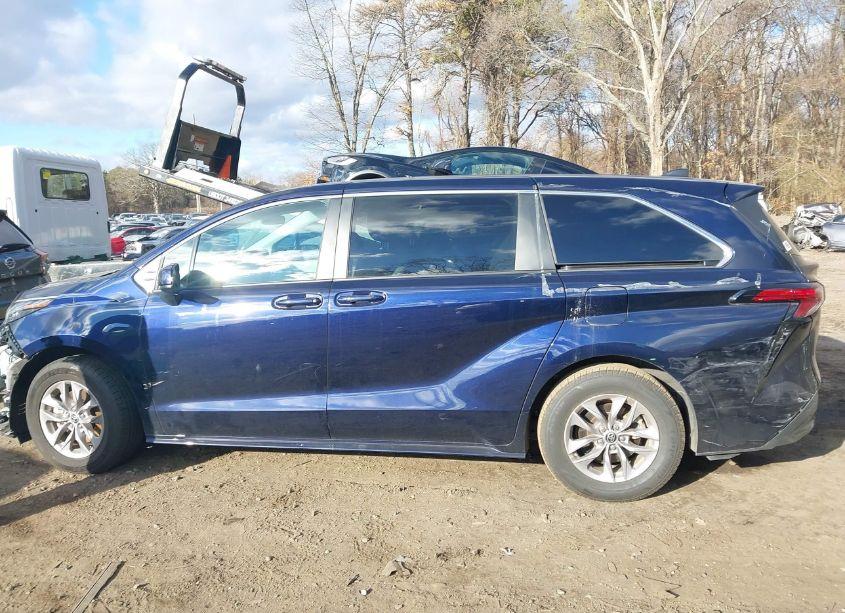Photo 14 of 2022 Toyota Sienna LE (VIN 5TDKRKEC0NS123511)