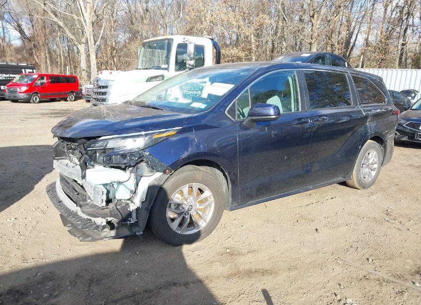 Photo 2 of 2022 Toyota Sienna LE (VIN 5TDKRKEC0NS123511)