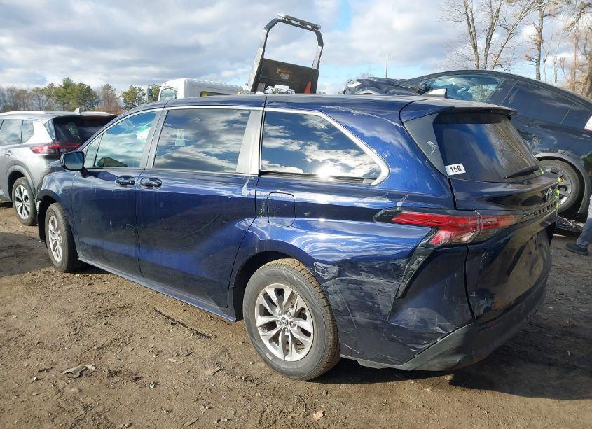 Photo 3 of 2022 Toyota Sienna LE (VIN 5TDKRKEC0NS123511)