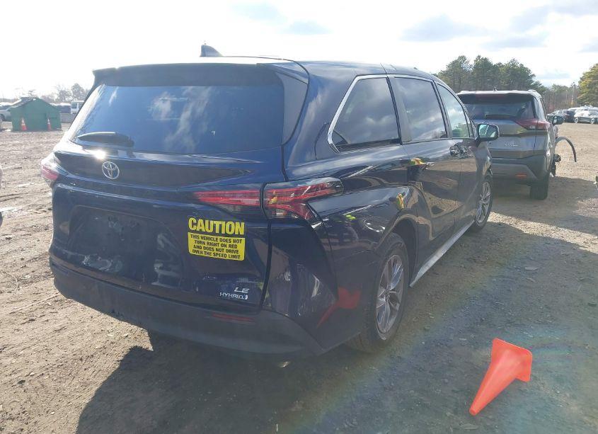 Photo 4 of 2022 Toyota Sienna LE (VIN 5TDKRKEC0NS123511)