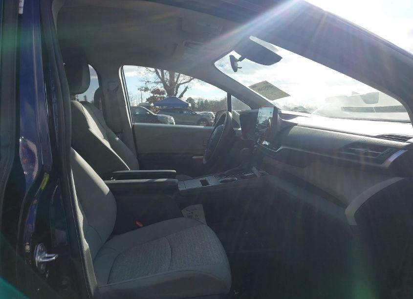 Photo 5 of 2022 Toyota Sienna LE (VIN 5TDKRKEC0NS123511)