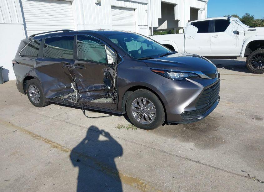 2023 Toyota Sienna LE (VIN 5TDKRKEC0PS168175) main photo