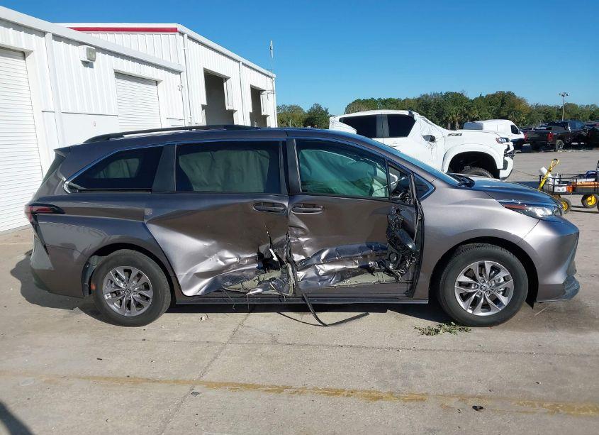 Photo 13 of 2023 Toyota Sienna LE (VIN 5TDKRKEC0PS168175)