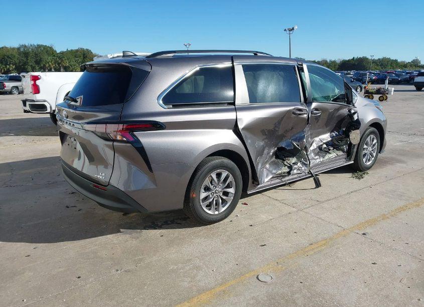 Photo 4 of 2023 Toyota Sienna LE (VIN 5TDKRKEC0PS168175)