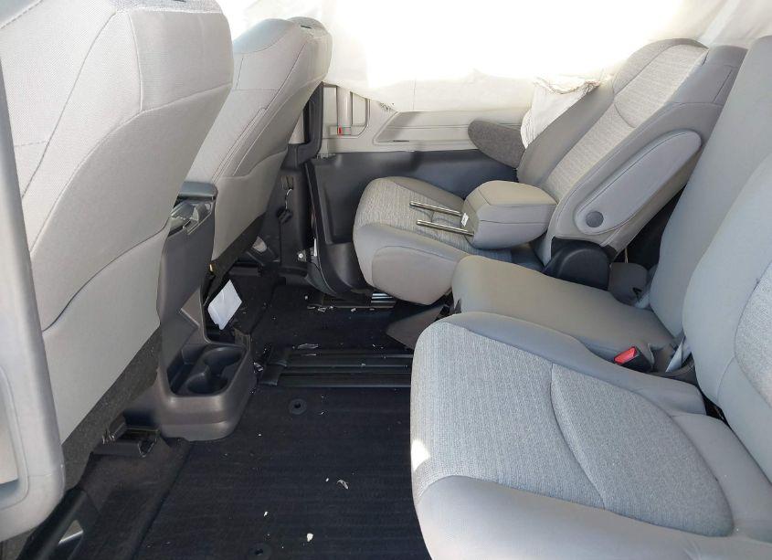 Photo 8 of 2023 Toyota Sienna LE (VIN 5TDKRKEC0PS168175)
