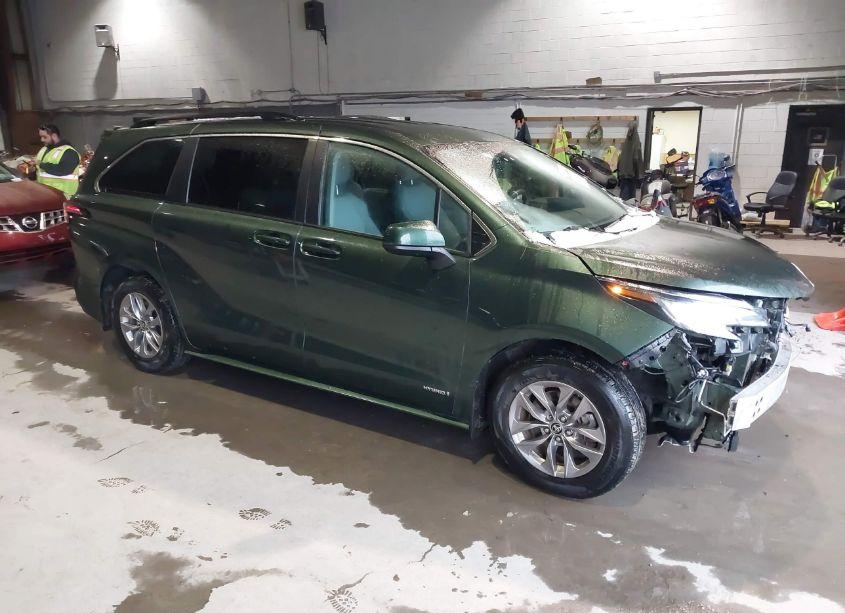 2021 Toyota Sienna LE (VIN 5TDKRKEC1MS071059) main photo
