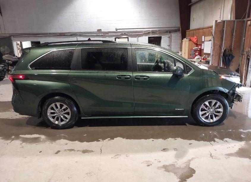 Photo 13 of 2021 Toyota Sienna LE (VIN 5TDKRKEC1MS071059)