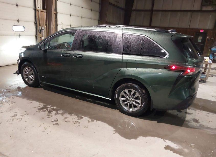 Photo 3 of 2021 Toyota Sienna LE (VIN 5TDKRKEC1MS071059)