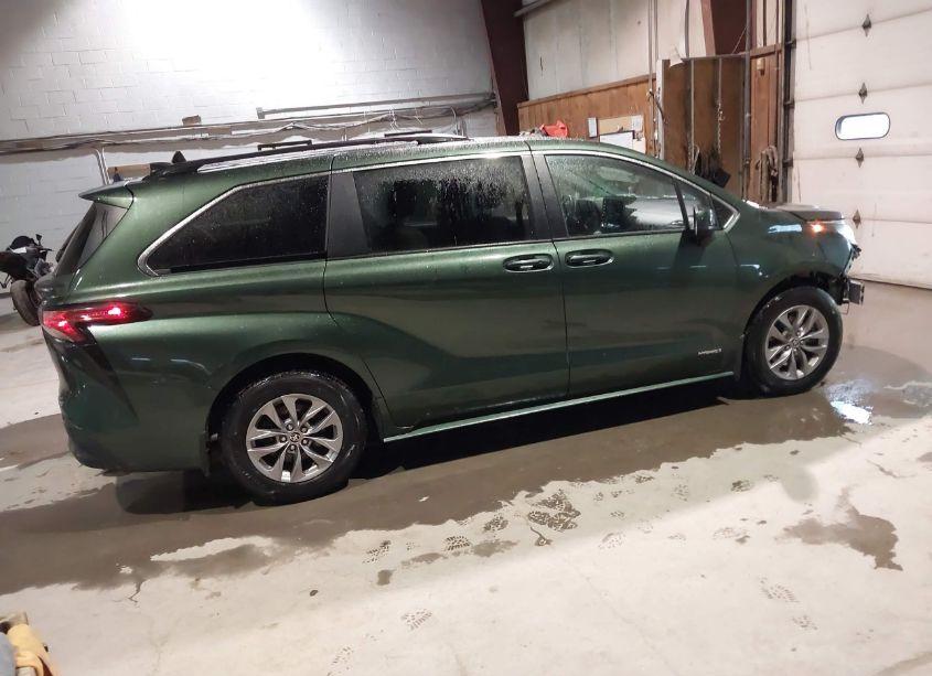 Photo 4 of 2021 Toyota Sienna LE (VIN 5TDKRKEC1MS071059)