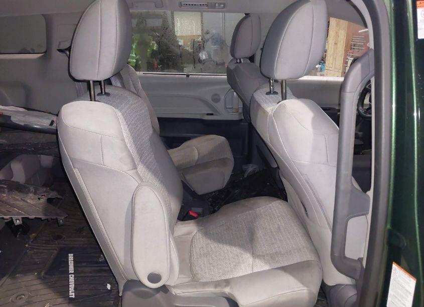 Photo 8 of 2021 Toyota Sienna LE (VIN 5TDKRKEC1MS071059)