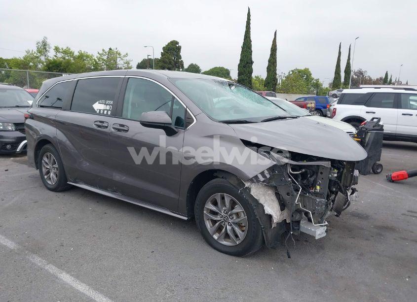 2022 Toyota Sienna LE (VIN 5TDKRKEC1NS099302) main photo