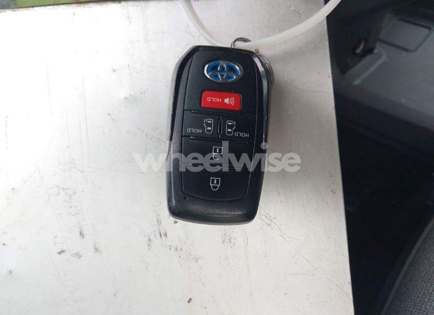 Photo 11 of 2022 Toyota Sienna LE (VIN 5TDKRKEC1NS099302)