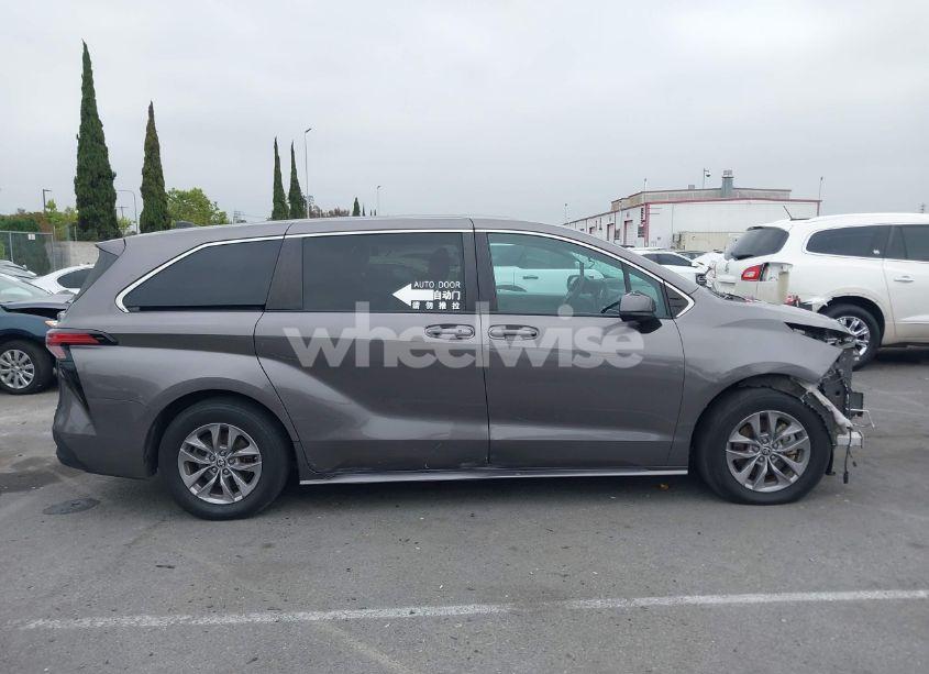 Photo 14 of 2022 Toyota Sienna LE (VIN 5TDKRKEC1NS099302)