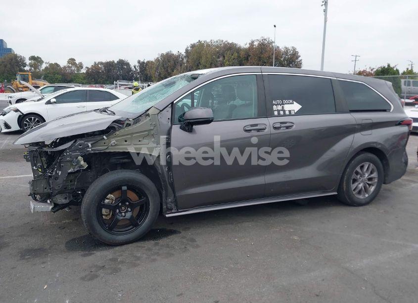 Photo 15 of 2022 Toyota Sienna LE (VIN 5TDKRKEC1NS099302)
