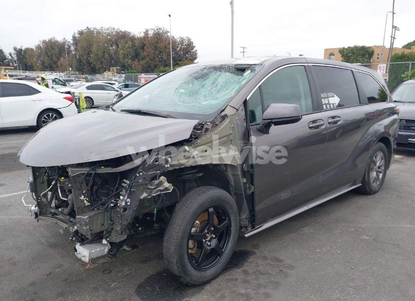 Photo 2 of 2022 Toyota Sienna LE (VIN 5TDKRKEC1NS099302)