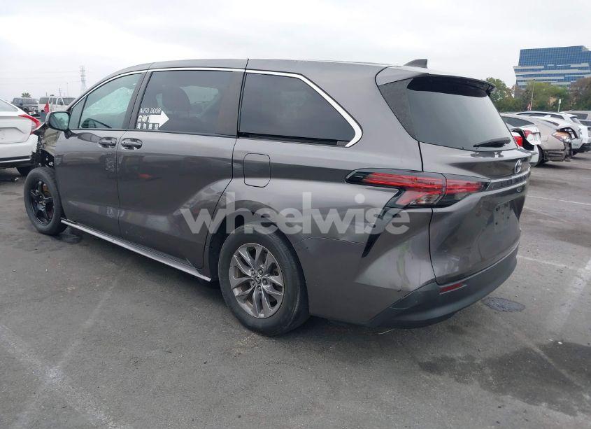 Photo 3 of 2022 Toyota Sienna LE (VIN 5TDKRKEC1NS099302)