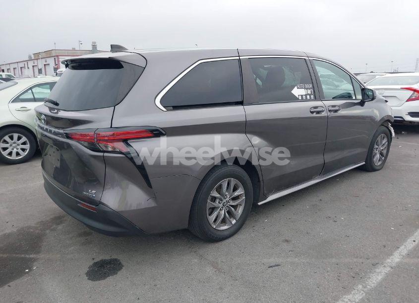 Photo 4 of 2022 Toyota Sienna LE (VIN 5TDKRKEC1NS099302)