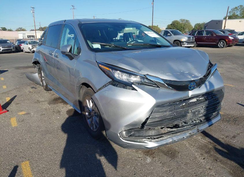 2022 Toyota Sienna LE (VIN 5TDKRKEC1NS102019) main photo