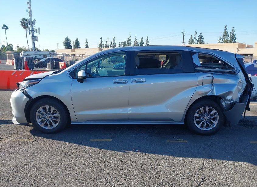 Photo 14 of 2022 Toyota Sienna LE (VIN 5TDKRKEC1NS102019)