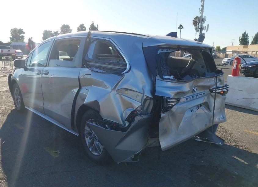 Photo 3 of 2022 Toyota Sienna LE (VIN 5TDKRKEC1NS102019)