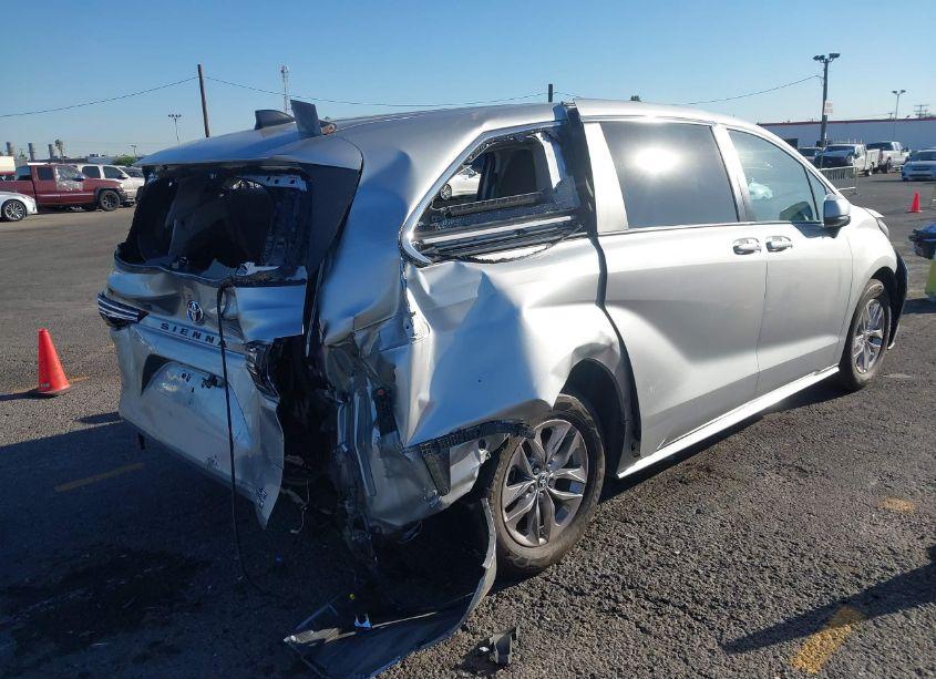 Photo 4 of 2022 Toyota Sienna LE (VIN 5TDKRKEC1NS102019)