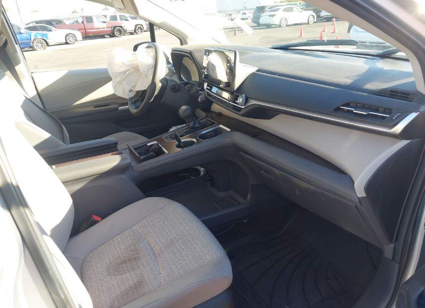 Photo 5 of 2022 Toyota Sienna LE (VIN 5TDKRKEC1NS102019)