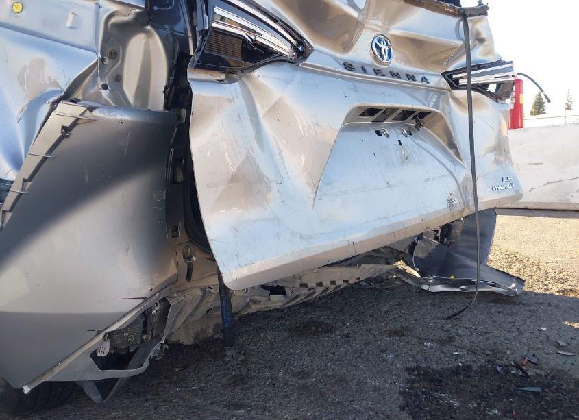 Photo 6 of 2022 Toyota Sienna LE (VIN 5TDKRKEC1NS102019)