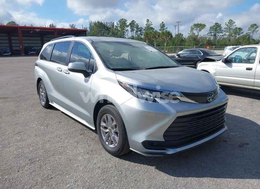 2022 Toyota Sienna LE (VIN 5TDKRKEC1NS125204) main photo