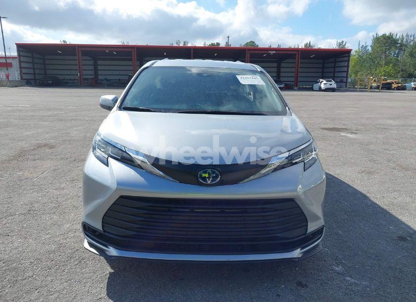 Photo 12 of 2022 Toyota Sienna LE (VIN 5TDKRKEC1NS125204)