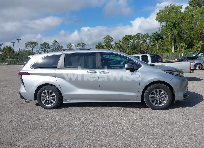 Photo 13 of 2022 Toyota Sienna LE (VIN 5TDKRKEC1NS125204)