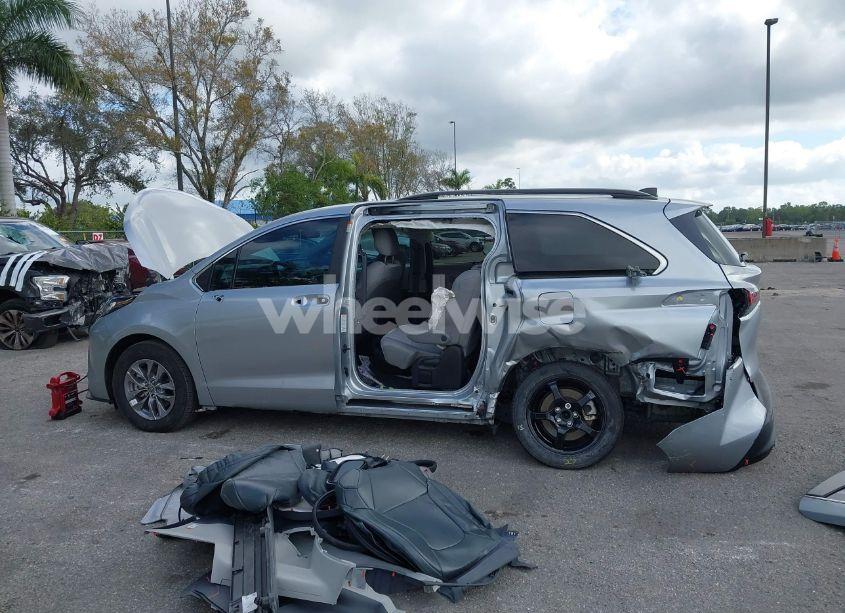 Photo 14 of 2022 Toyota Sienna LE (VIN 5TDKRKEC1NS125204)