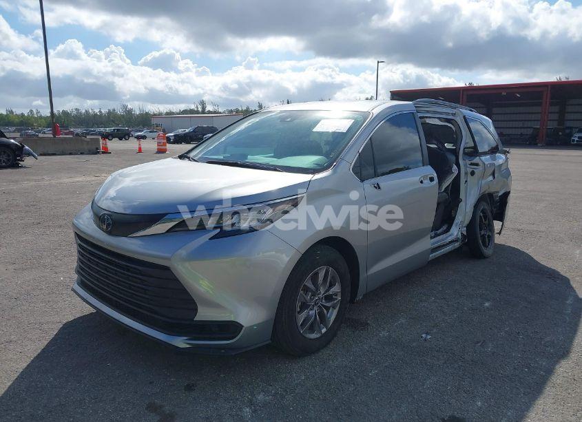 Photo 2 of 2022 Toyota Sienna LE (VIN 5TDKRKEC1NS125204)