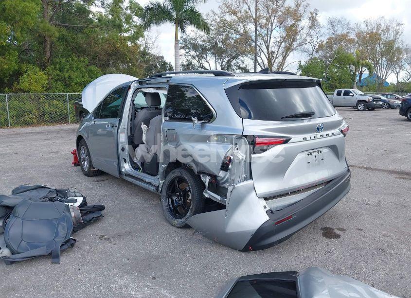 Photo 3 of 2022 Toyota Sienna LE (VIN 5TDKRKEC1NS125204)