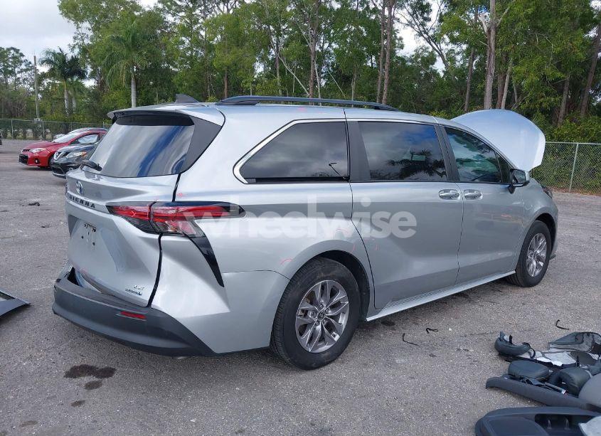 Photo 4 of 2022 Toyota Sienna LE (VIN 5TDKRKEC1NS125204)